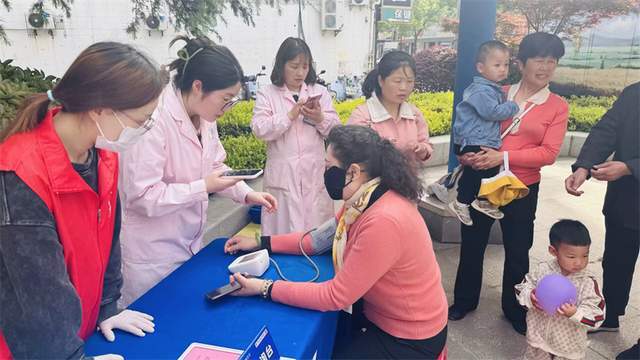 遂溪县卫生健康局与慢性病防治站联合开展关爱老年人身心健康义诊活动