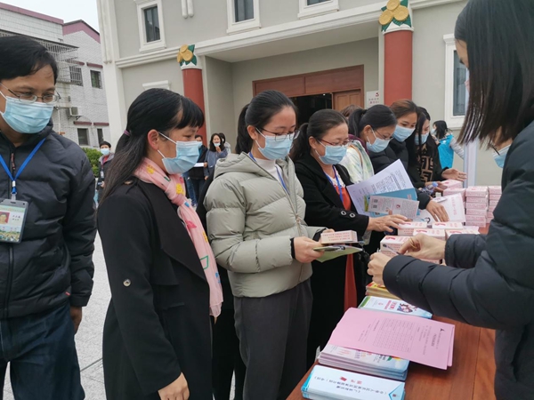 都斛镇举办《家庭教育促进法》暨青少年心理健康教育培训活动，慢性病防治站助力家庭健康新篇章